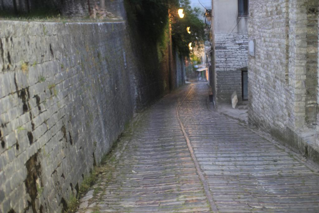 Eva Guesthouse Gjirokaster Bagian luar foto