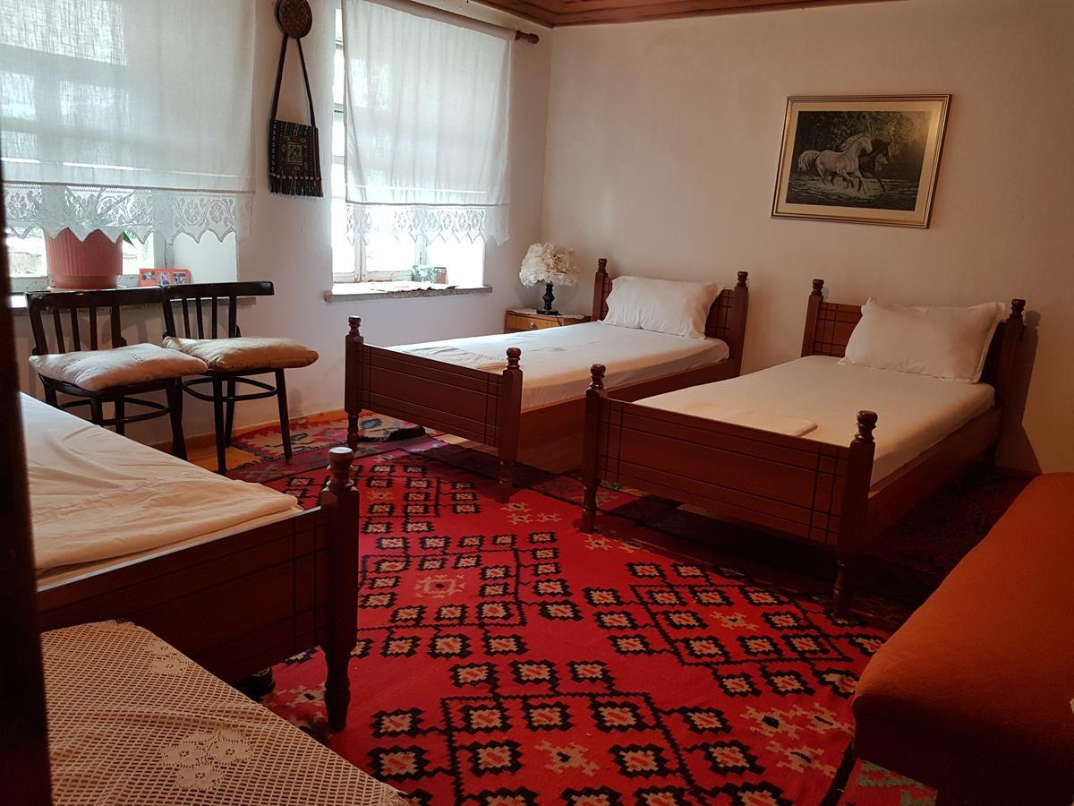 Eva Guesthouse Gjirokaster Bagian luar foto